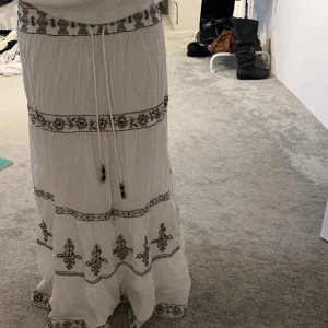 Långkjol - Säljer denna fina lång kjol från zara som aldrig har kommit till användning💛