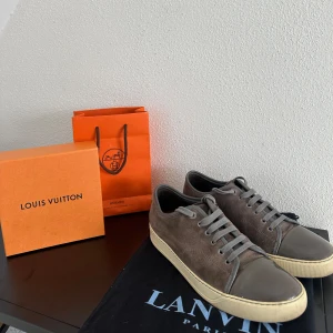 Lanvin skor grå - tja, säljer nu dessa sjukt snygga Lanvin skor i färgen grå med grön cap toe i ett super bra skick. Dustbag medkommer vid köpt! Inga skador på captoen eller mockan! är UK7 så eu42! hör av er vid intresse!!🤝🏽🙌🏽