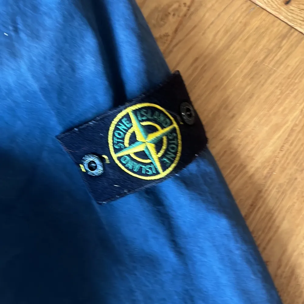 Hej, säljer denna Stone Island overshirt som är i bra skick . Har ett litet hål kolla bild 5. Kvittot är borttappat men är köpt på NK. Om det är några frågor är det bara att höra av sig! . Tröjor & Koftor.