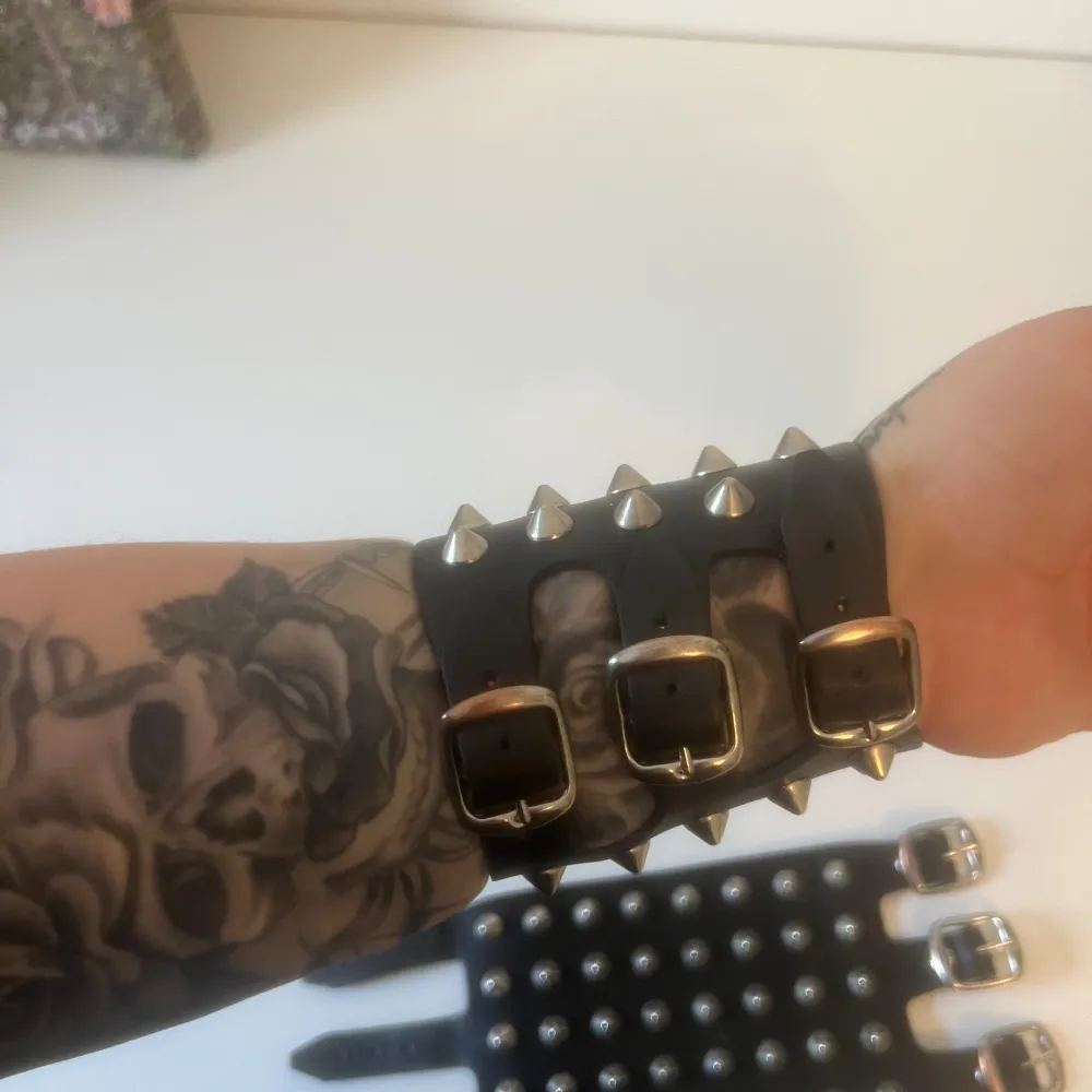 Nästan som nya sparsamt använda armband med nitar i äkta läder 🖤. Accessoarer.