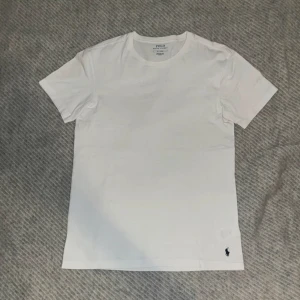 Ralph Lauren t-shirt - Helt ny utan prislapp. Perfekt skick. Storlek M men passar S. Köp för endast 299kr