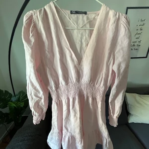 Zara Klänning - Rosa Zara klänning populära och slutsåld rosa nyskick