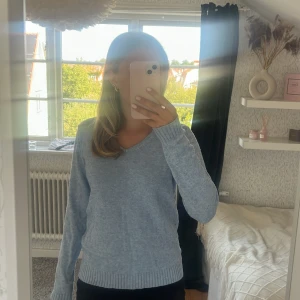 Blå stickad tröja - Blå stickad tröja från vila i storlek M men passa absolut folk som har S. Lita nopprig men inget man tänker på. Säljer pga att den inte kommer till användning 