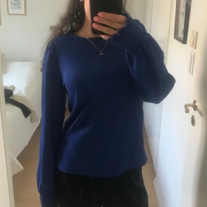 Blus med puffärm - En superfin blå blus i nyskick! Den passar mycket bra nu till hösten men jag säljer den eftersom den inte kommit till användning. Färgen är som på den 1a bilden men tyget är som på 2a 💕 Pris går att diskutera 