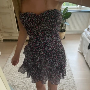 Klänning  - Supersöt klänning🌸🌸🌸 Axelbanden går att ta bort samt justera!!