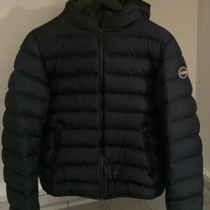 Mörkblå dunjacka från Colmar - Säljer en snygg och varm mörkblå Dunjacka från colmar, Den är i bra skick och redo och nypris är 4000kr Passar xs