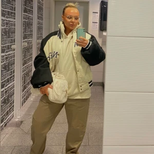 Oversized jacka  - Storlek L/XL. Beige med Los Angeles tryck. Vår/höst jacka. Ena fickan lite trasig inuti (litet hål) men inget som syns eller stör. Går även sy