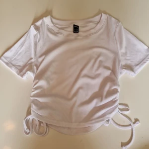 Vit top - Säljer en vit top från Shein i storlek S. Använd max 2 ggr, så i nyskick. Hund finns i hemmet.