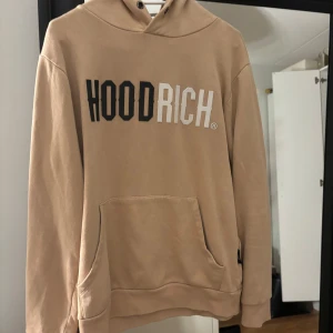 Beige hoodie - Säljer min beiga hoodrich hoodie. Använt max 4/5 gånger