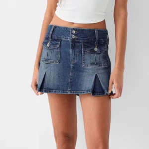 Jeanskjol - Supersnygg jeanskjol från Bershka helt oanvänd med lappen kvar