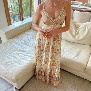 Designbysi Långklänning  - Helt oanvänd långklänning från Designbysi💗säljer pågrund av att den inte kommer till användning. Lappen är inte kvar längre då jag tog bilden innan, men klänningen är oanvänd!! Den är one size men skulle säga att den passar S/M😊