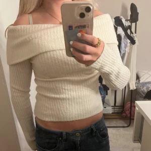 Off-shoulder tröja - Jättefin cremevit off-shoulder tröja, Som är perfekt nu till hösten.  Endast använts några få gånger och är i jättebra skick 💗💗