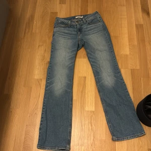 Lågmidjade Levis jeans - Säljer dessa äkta Levis jeans i strl 26 dem är lågmidjade och bootcut dem är i nyskick och Max använda 5-10 gånger säljer pga att dem inte kommer till användning💕