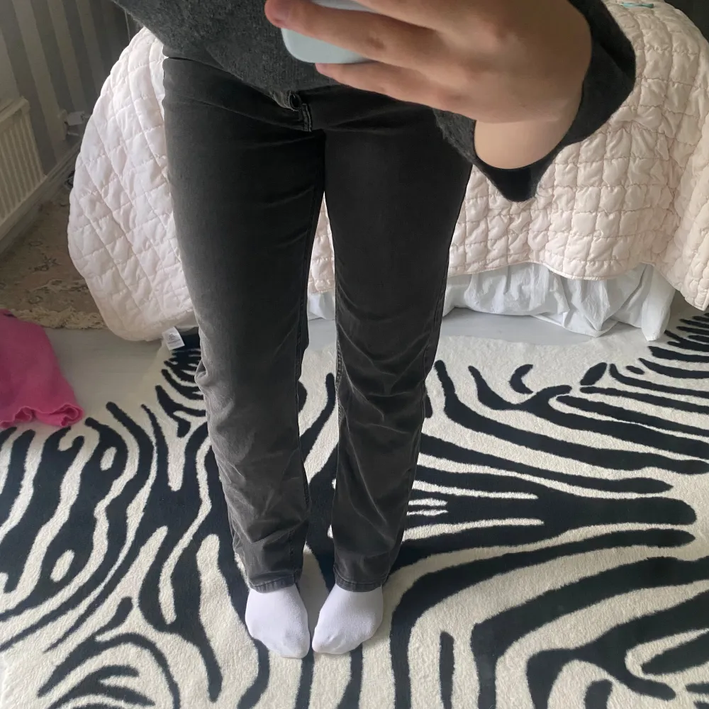 Säljer dessa par mörkgråa/svarta stretch straight leg jeans från Zalando (märket heter COTTON:ON) och är i storlek 38. . Jeans & Byxor.