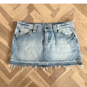 Jeanskjol  - Skitsnygg och trendig jeanskjol som är köpt här på Plick. Passar inte mig och säljer därav vidare den. Skulle säga att det är storlek 34/36/S😊