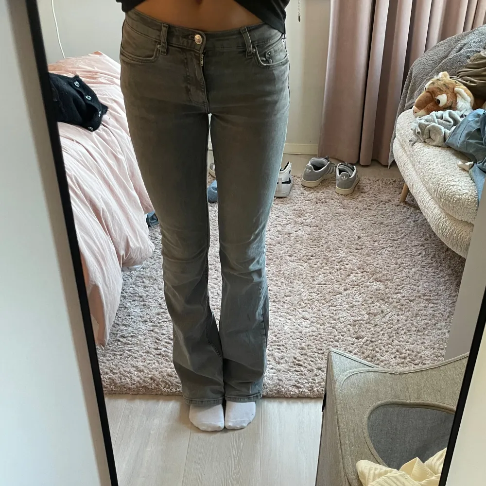 Super fina bootcut jeans med medelhög midja! Typ aldrig använt, varan är i super bra skick! Jag är 167 cm. Jeans & Byxor.