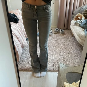 Bootcut jeans  - Super fina bootcut jeans med medelhög midja! Typ aldrig använt, varan är i super bra skick! Jag är 167 cm