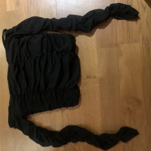Svart magtröja  - Jätte fin svart magtröja med genomskinliga armar väldig festlig och fin off shoulder magtröja 