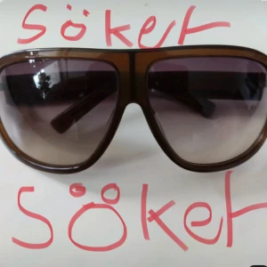 Yves saint laurent solglasögon - Söker denhär modellen på ett par Ysl solglasögon! Skriv om du har dessa och vill sälja😊