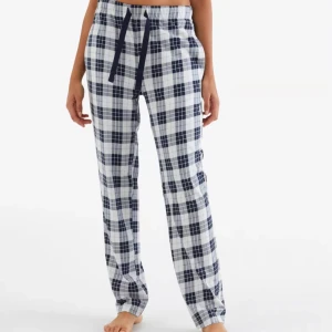 Rutiga pyjamasbyxor  - Rutiga pyjamasbyxor från Kappahl i storlek xs😇 Nypris 299kr säljer för 129kr