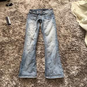 lowwaist bootcut jeans från only, nyskick🥰innerbenslängden är 69 cm och midjemåttet rakt över är 36 cm🥰skulle oxå kunna byta mot ett par i mindre storlek!