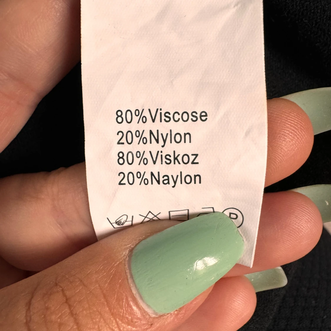 Svart tröja med pärldetaljer - 92