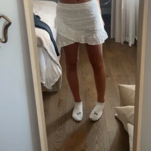 Zara kjol - Säljer min älskade kjol från zara som inte kommer till användning längre💕Kjolen är från zara barn därav är storleken 13-14 år men passar mig bra som brukar ha XS-S. Den har också inbyggda shorts🥰