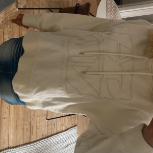 Snygg Gant tröja - Skit snygg Gant tröja, använd fåtal gånger Storlek L men kan användas som andra storlekar också💗 skriv gärna vid fler frågor❤️