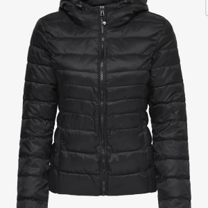 Jacka - Säljer min jacka från only nypris 529kr använd fåtal gånger, Liten i storleken så skulle säga den passar Xs-S funkar dock för M💕💕