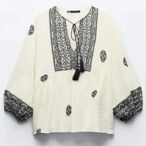 jätte fin blus från zara - super bra skick å ändvänd en gång, priset kan sänkas skriv ba isåfall!