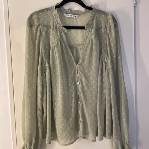 Fin zara blus - Jätte fin ljusgrön blus från Zara. Säljer då den inte längre kommer till användning☺️ skriv för fler bilder🩷