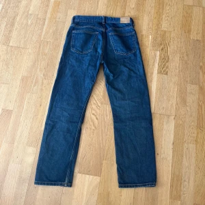 Weekday jeans - Säljer mina Weekday jeans som inte kommer till användning. Nästintill oanvända, skick 9,5/10. Modell: Space relaxed straight fit. Storlek: 28 30. Färg: Current Blå. Nypris 600kr. Tveka inte att skriva vid fundering! 