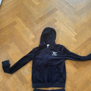 Juicy couture - Kofta bra skick, byxorna lite dåligare men ändå bra, billigt, fint och matchande, man kan köpa enskilt om man vill! Perfekt för dig som söker efter matchande sett för hösten/ vinter Byxorna 129+15 kr frakt Kofta 189+15frakt Tillsammans 310+30frakt💙  