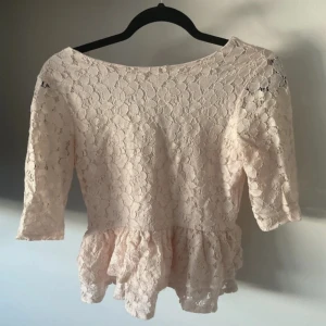 Fin rosa spetstopp med volang💕 - Fint skick! 