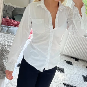 Skjorta  - Skjorta som är insydd i midjan på ryggen 