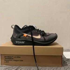 Off White skor - Off White skor i storlek 42, väldigt bra skick då dom knappt är använda! Köpta på GOAT för ett par år sen för ca 4-5 tusen😁 säljer nu för 1200 kr!!!! Hör av er vid frågor