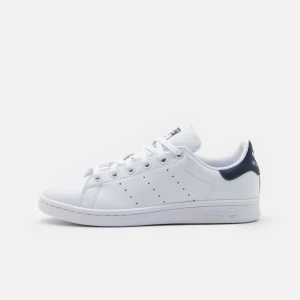 STAN SMITH  - Säljer min Stan Smith skor som jag har köpt på Plick men dom var för stora. Storlek 39 fast fransk storlek så det står storlek 40. Nypris 1200 mitt pris 499💕(pris kan diskuteras) Hör av dig om du har frågor eller vill ha fler bilder💕💕 