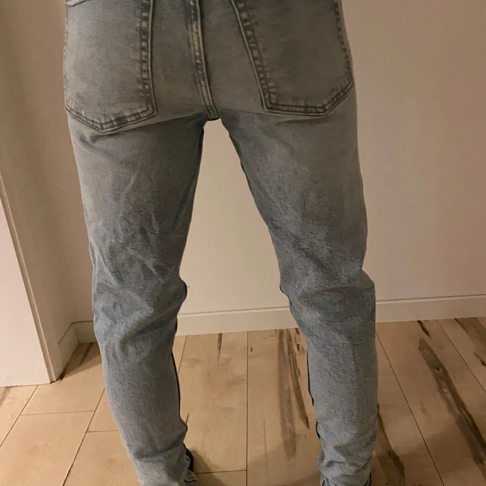 Säljer nu dessa vailent Jens väldigt bra skick  Storlek xs . Jeans & Byxor.