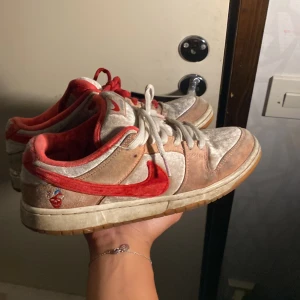 Nike strange love dunks - Säljer nu mina Strange Love dunks eftersom de inte passar längre. Är i dåligt skick och använt rätt så mycket men man kan nog fixa dom och fräscha upp dom. De är i storlek 42,5. Ny pris runt 15000kr. Hör av dig om du har frågor!