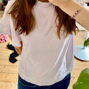 Lila t-shirt - Använd litegrann, storlek xs/s. Några minifläckar, se bild.