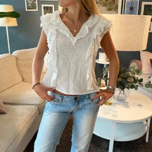 Vit volangblus  - Såå söt vit blus med volanger 🩷🩷