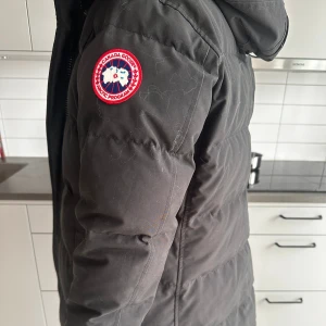 Canada goose - Jätte fin canada goose jacka i shelburn modellen strl xl, inga skador perfekt för vintern, pälsen är tuvärr borta. Priset kan disskuteras vid snabb affär ny pris på jackan är runt 19000kr