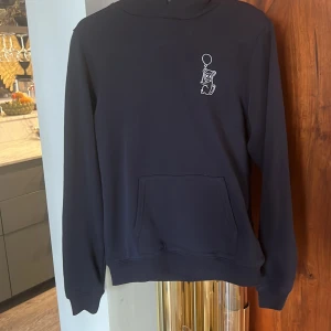 Snygg hoodie kids brand store  - Kids brand store  Helt oanvänd  Storlek 146-152