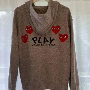 commes des garcons zip hoodie - Säljer en grå commes des garcons play zip Hoodie i mycket bra skick. Storlek M men sitter som S. Nypris: 2795kr på Nk.