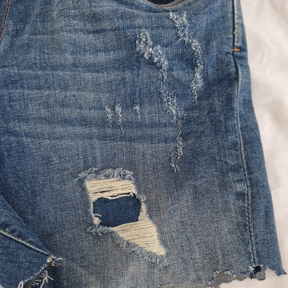 Säljer ett par coola blå jeansshorts med slitninga på framsidan. Passar För Xs/S. Gamla shorts från lager 157 som säljs inte längre! Köparen står för frakten. Läs min bio om du skulle vilka köpa // Priset kan diskuteras. Shorts.