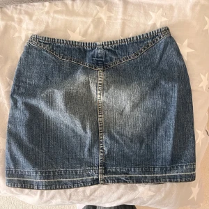 Jeanskjol - Säljer snygg jeanskjol som ej kommer till användning 🤌🏼💞 Mått midja: 36cm Mått längd: 37cm