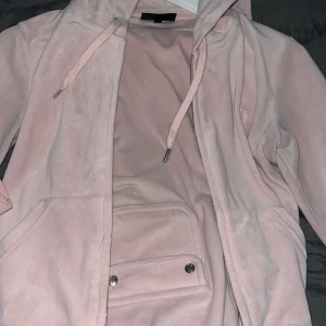 Juicy couture - Säljer även detta babyrosa set från juicy. Samma sak med den kommer inte till användning. Använd ett fåtal gånger. Vill bara bli av med kläder som inte kommer till någon användning:) 