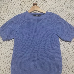 Stickad tröja - Det är en stickad tröja med korta ärmar. Den är i bra skick och jag använts ett par gånger. 