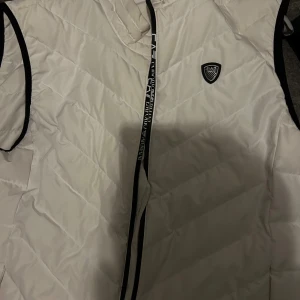 Ea7 Armani väst - Strlk Xl men jag är Xl och sitter tight på axlar samt precis att jag ej kan dra igen kedjan. Tycker de var dålig passform så används inte. Tags osv medföljer. Värd 2500kr köpt på drip i göteborg