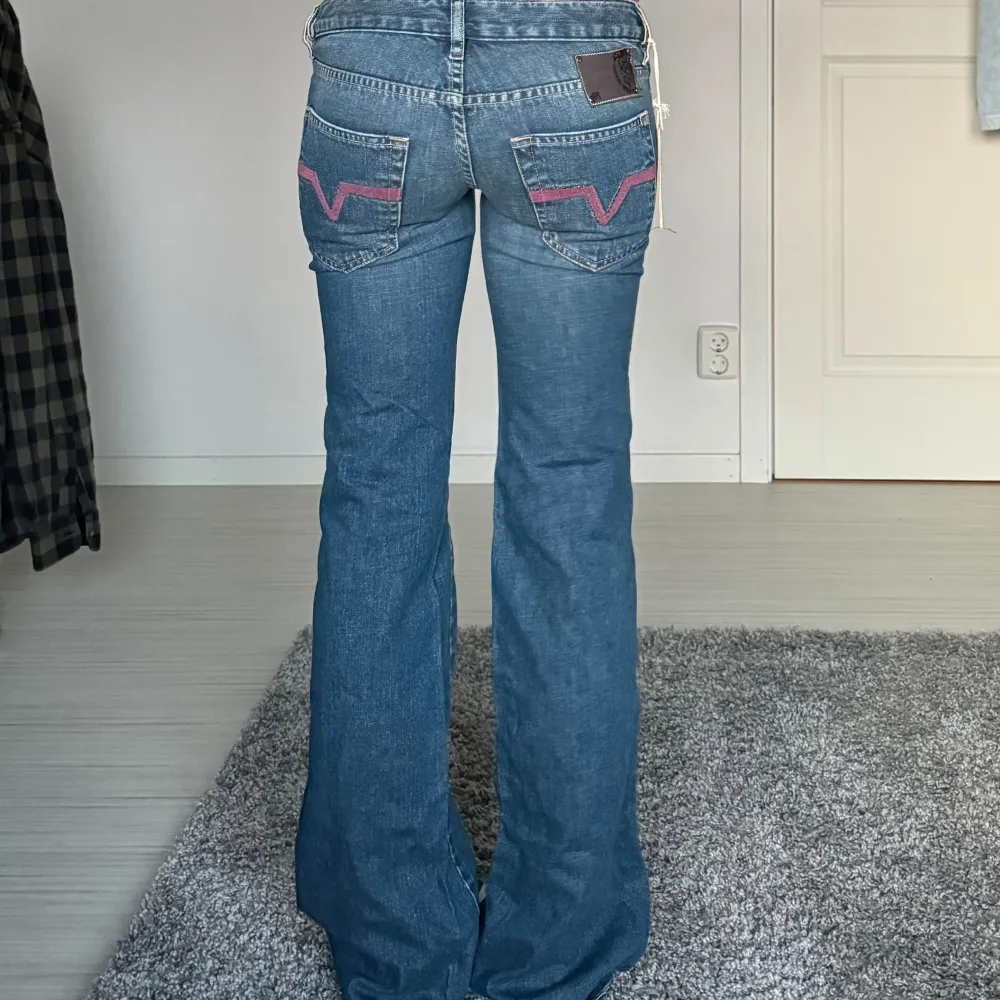 Lappar kvar, nypris 1400 Midjemått: 38cm rakt över, innerbenslängd: 83cm 💕. Jeans & Byxor.